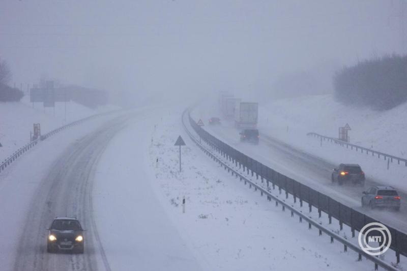 Nagykanizsa, 2026. január 6. Autók haladnak a behavazott M7-es autópályán Nagykanizsánál 2026. január 6-án. MTI/Varga György