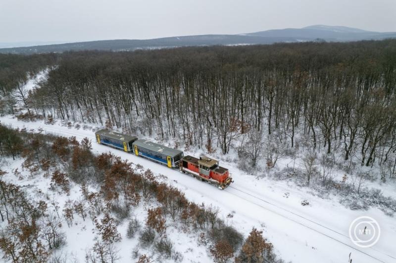 Hófúvás veszélye miatt másodfokú (narancs) riasztást adott ki Veszprém, Fejér és Pest vármegye egyes járásaira a HungaroMet Nonprofit Zrt. vasárnap reggel.