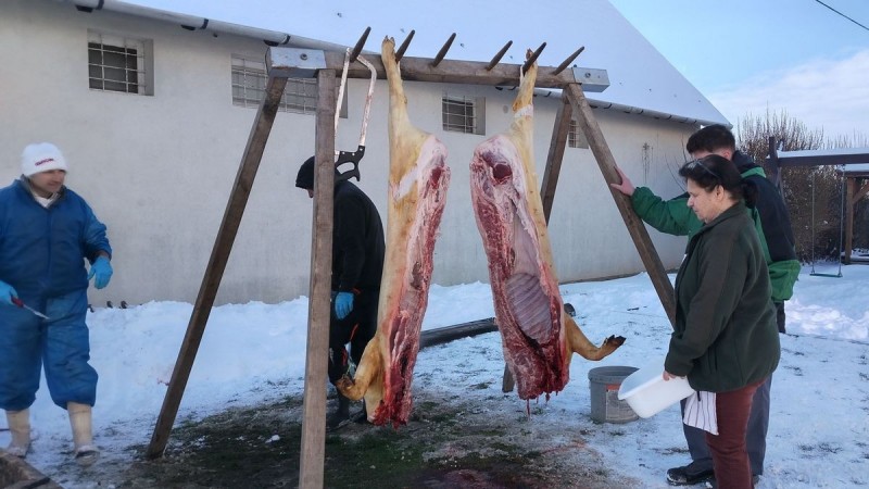 Vidáman dolgoztak az egyesület tagjai a művelődési ház udvarán Fotó: Tisler Anna