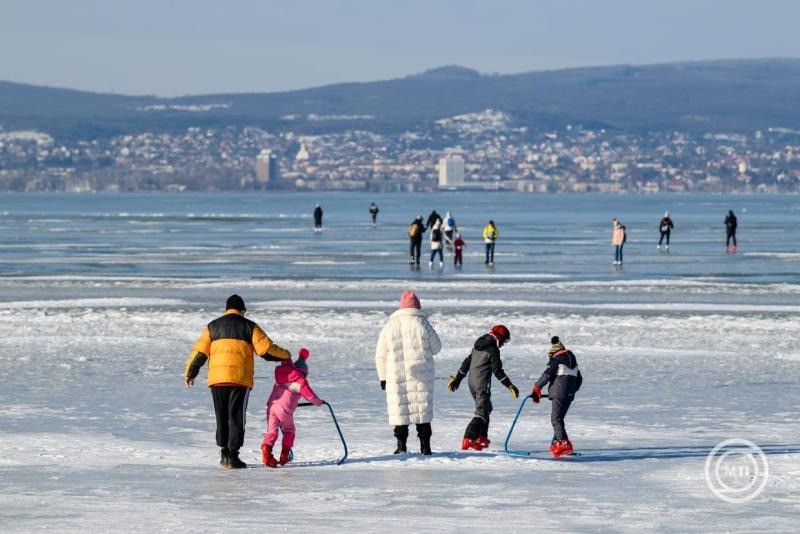 Emberek a befagyott Balaton jegén Zamárdinál 2026. január 17-én. MTI/Vasvári Tamás