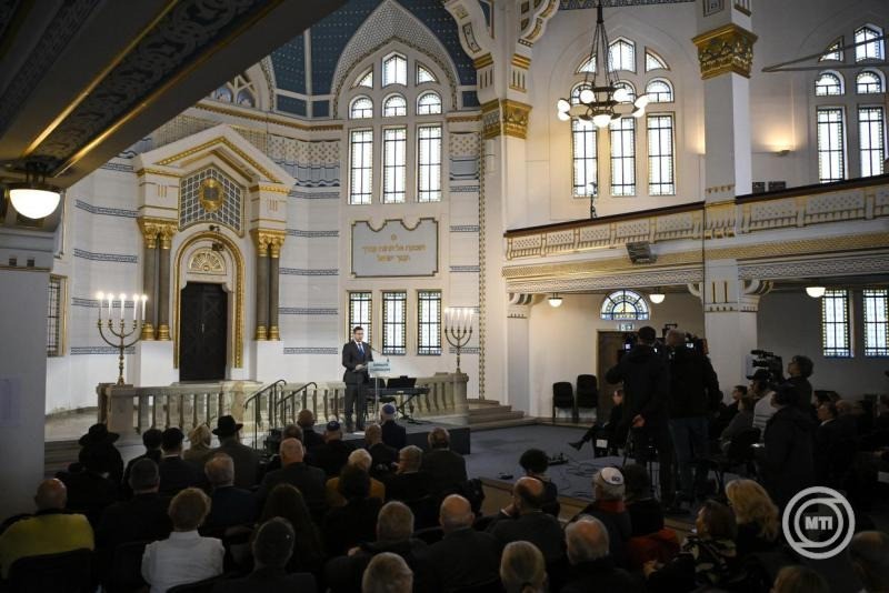 Gulyás Gergely, a Miniszterelnökséget vezető miniszter beszédet mond a holokauszt áldozatainak nemzetközi emléknapján tartott megemlékezésen a Páva utcai Holokauszt Emlékközpontban 2026. január 27-én. MTI/Purger Tamás