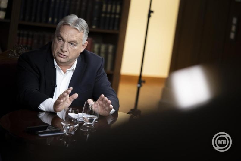 A Tisza tartótisztjei a hétvégén Zágrábban jöttek össze. Itt két célt fogadtak el, ezt el is mondták: a vétójogot Európában meg kell szüntetni, az unióból pedig egy katonai szövetséget kell csinálni - írta Orbán Viktor miniszterelnök hétfőn este a Facebookon közzétett videójához.