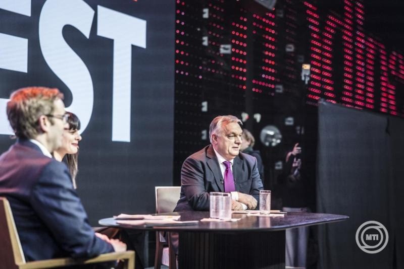 A Miniszterelnöki Kommunikációs Főosztály által közreadott képen Orbán Viktor miniszterelnök (j) a Mandiner Klubesten a Várkert Bazárban 2026. február 4-én. A kormányfő mellett Szalai Zoltán, a Mandiner lapigazgatója (b) és Szalai Laura, a Mandiner főszerkesztő-helyettese (k). MTI/Miniszterelnöki Kommunikációs Főosztály/Kaiser Ákos