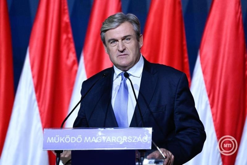 A politikus a beszéde végén azt kérte a jelenlévőktől, hogy fogják meg egymás kezét, és "felemelt fejjel, tiszta szívvel, büszke magyarként" lépjenek be április 12-én a győzelem kapuján. Isten, áldd meg Magyarországot! - zárta szavait Magyar Péter.Kapitány István, a Tisza Párt gazdaságfejlesztési és energetikai vezetője beszédet mond Magyar Péter pártelnök évértékelője előtt a Hungexpón 2026. február 15-én. MTI/Koszticsák Szilárd