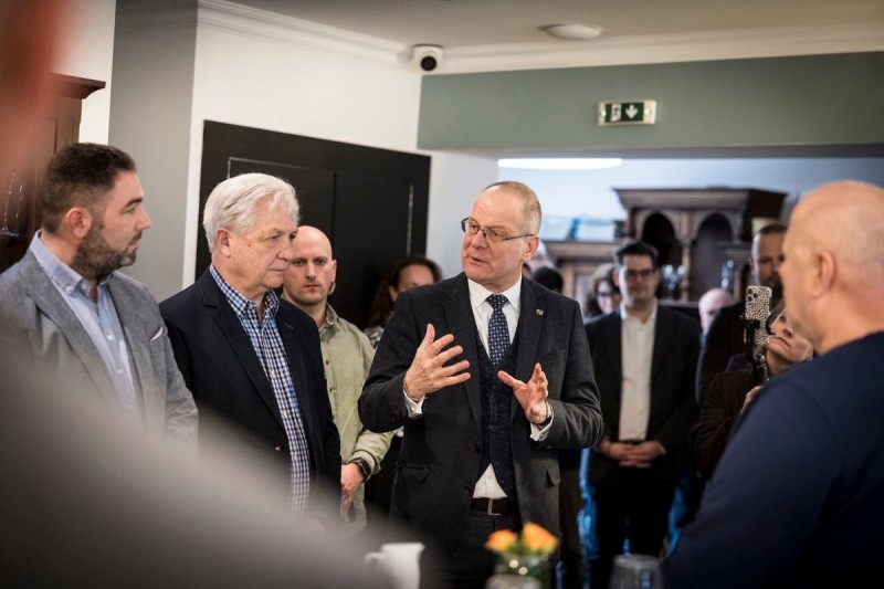 A miniszterelnök és Navracsics Tibor országgyűlési képviselő együtt folytatott egyeztetést tapolcai, sümegi és ajkai vállalkozókkal kedden. Forrás: Facebook/Navracsics Tibor