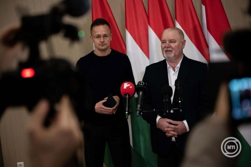 A Külgazdasági és Külügyminisztérium (KKM) által közreadott képen Szijjártó Péter külgazdasági és külügyminiszter (b) a kormánypártok országjárásának mátészalkai sajtótájékoztatóján 2026. február 20-án. Mellette Kovács Sándor fideszes országgyűlési képviselő. MTI/KKM