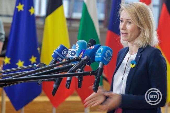  Kaja Kallas, az Európai Unió külügyi és biztonságpolitikai főképviselője a sajtó képviselőinek nyilatkozik az EU-tagországok külügyminisztereinek találkozója előtt Brüsszelben 2026. február 23-án. MTI/EPA/Olivier Matthys