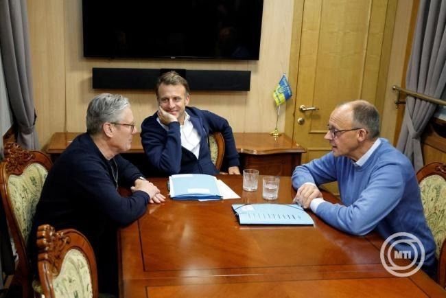  Keir Starmer brit miniszterelnök, Emmanuel Macron francia elnök és Friedrich Merz német kancellár (b-j) megbeszélést tart egy Kijevbe tartó vonaton 2025. május 9-én, az ukrajnai háborúról brit, francia, német és lengyel részvétellel tartandó csúcstalálkozó előestéjén. MTI/EPA/AFP pool/Ludovic Marin