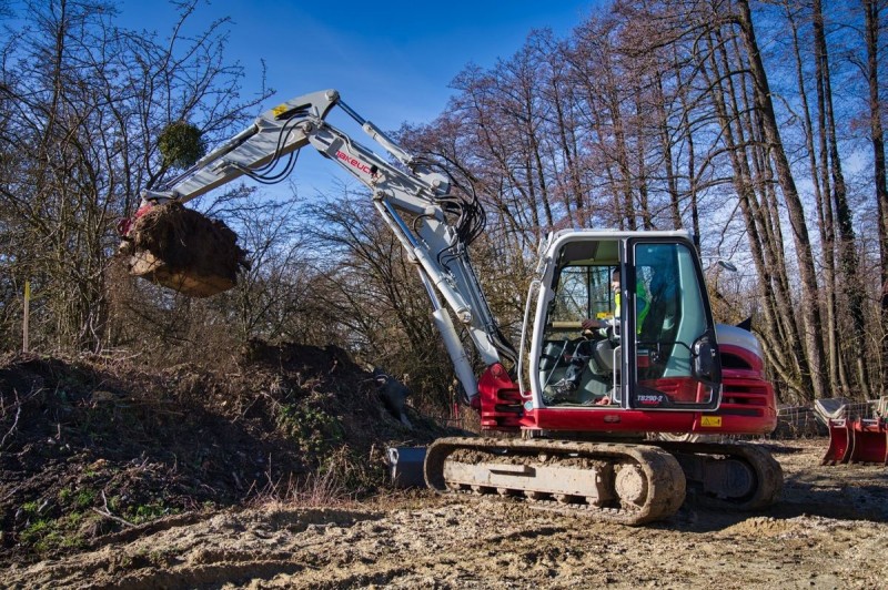 Tereprendezéssel kezdődött a Veszprém-Ajka vasútvonal felújítása  Forrás: Takács Péter/Facebook 