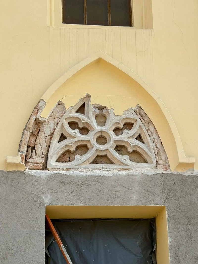 A felújítás során a történelmi épület vakolata alól értékes neogótikus részletek kerültek elő Fotó: Wass Albert Könyvtár és Múzeum facebook