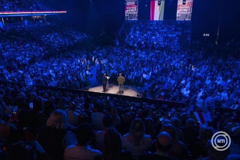 A Miniszterelnöki Kommunikációs Főosztály által közreadott képen Orbán Viktor miniszterelnök (j) és Lázár János építési és közlekedési miniszter (j2) a Digitális Polgári Körök által szervezett háborúellenes gyűlésen a debreceni Főnix Arénában 2026. március 7-én. MTI/Miniszterelnöki Kommunikációs Főosztály/Kaiser Ákos
