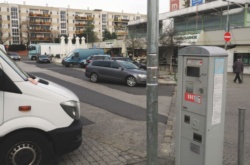 Eltörlik a mobilparkolás kényelmi díját, a vármegyében parkoló sofőrök is spórolhatnak így néhány ezrest Fotó: Nagy Lajos/ Napló