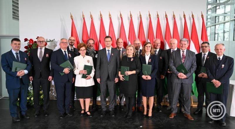 Gulyás Gergely, a Miniszterelnökséget vezető miniszter (k) és a kitüntetettek a március 15-i állami kitüntetések átadásán a Néprajzi Múzeumban 2026. március 13-án. MTI/Illyés Tibor