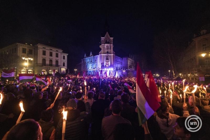  Miniszterelnöki Kommunikációs Főosztály által közreadott képen Orbán Viktor miniszterelnök, a Fidesz elnöke (k, lent) beszédet mond országjárásának kaposvári állomásán, a Kossuth téren 2026. március 16-án. MTI/Miniszterelnöki Kommunikációs Főosztály/Kaiser Ákos