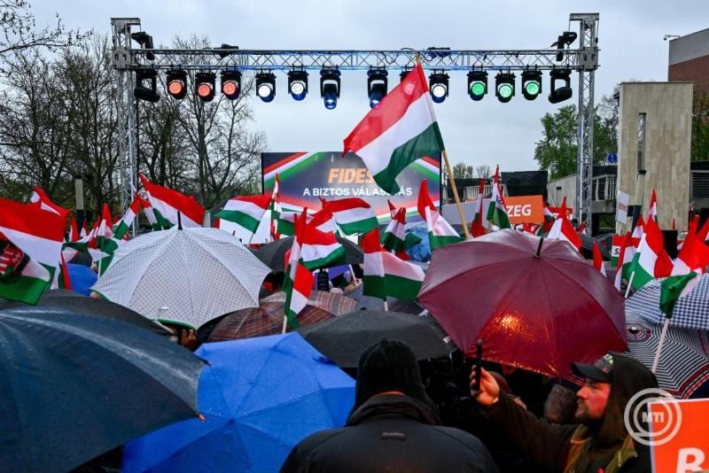 Résztvevők Orbán Viktor miniszterelnök, a Fidesz elnöke országjárásának szolnoki állomásán, a Tiszai Hajósok terén 2026. március 30-án. MTI/Hegedüs Róbert