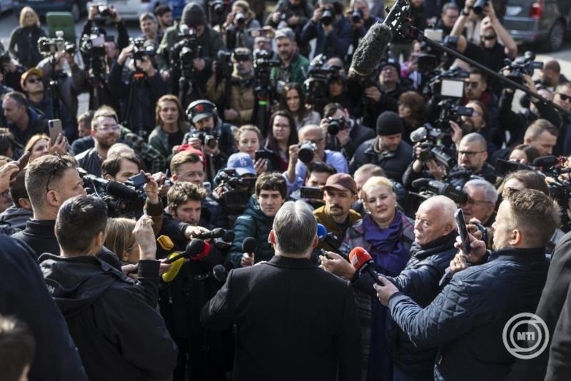 A Miniszterelnöki Kommunikációs Főosztály által közreadott képen Orbán Viktor miniszterelnök, a Fidesz elnöke (háttal) nyilatkozik, miután leadta szavazatát az országgyűlési választáson Budapesten, a Zugligeti Általános Iskolában kialakított szavazókörben 2026. április 12-én. MTI/Miniszterelnöki Kommunikációs Főosztály/Kaiser Ákos