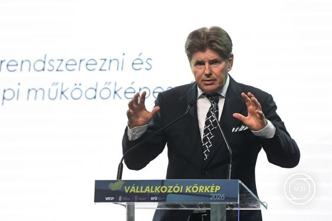 Nagy Elek, a Magyar Kereskedelmi és Iparkamara (MKIK) elnöke beszédet mond a Vállalkozói körkép - Fejlesztési lehetőségek és növekedési utak kis- és középvállalkozások számára című konferencián a Bálna rendezvényközpontban 2026. március 24-én. MTI/Soós Lajos