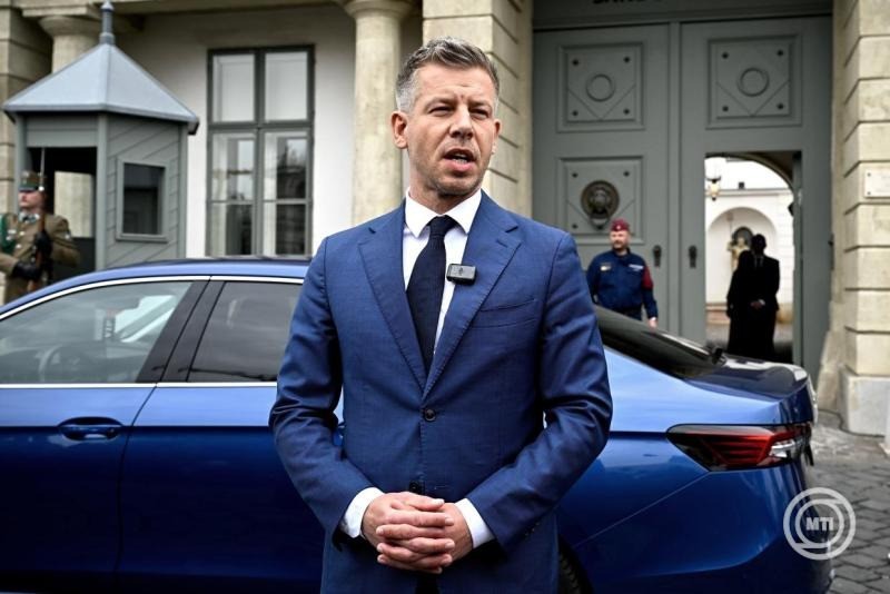 Magyar Péter, a Tisza Párt elnöke a Sándor-palota előtt, mielőtt megbeszélést folytat Sulyok Tamás köztársasági elnökkel 2026. április 15-én. Az államfő egyeztetésre hívta az Országgyűlésbe jutó pártok vezetőit. MTI/Hegedüs Róbert