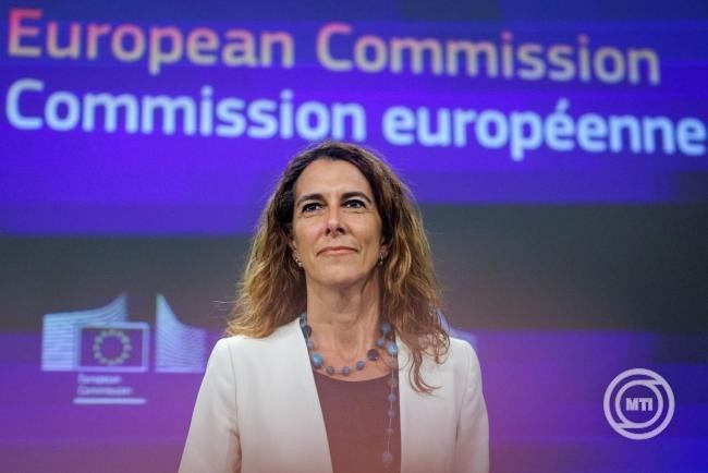 Paula Pinho, az Európai Bizottság portugál vezető szóvivője egy brüsszeli sajtóértekezleten 2025. április 30-án. MTI/EPA/Olivier Matthys