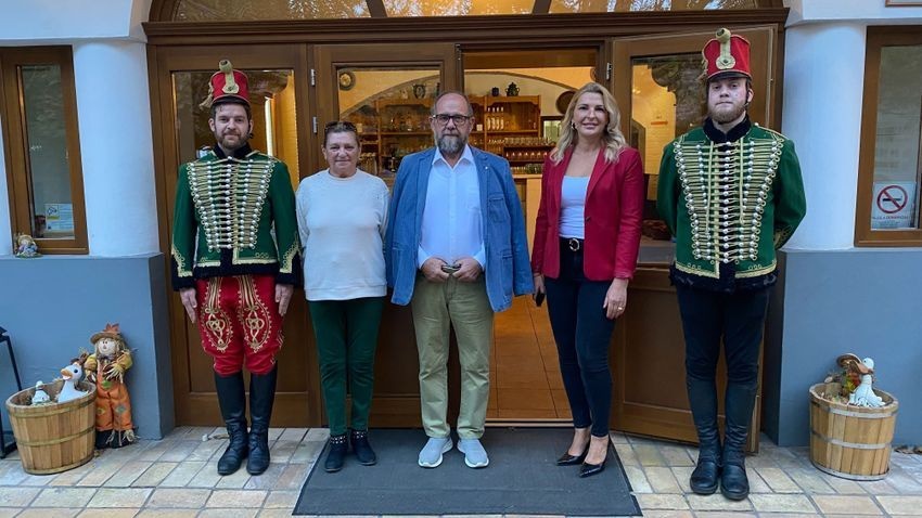 Papp Imre várkapitány (középen) feleségével, Krisztinával és Böjte Éva szállodaigazgatóval huszárok között a Várcsárdánál  Fotó: Kovács Erika/Napló