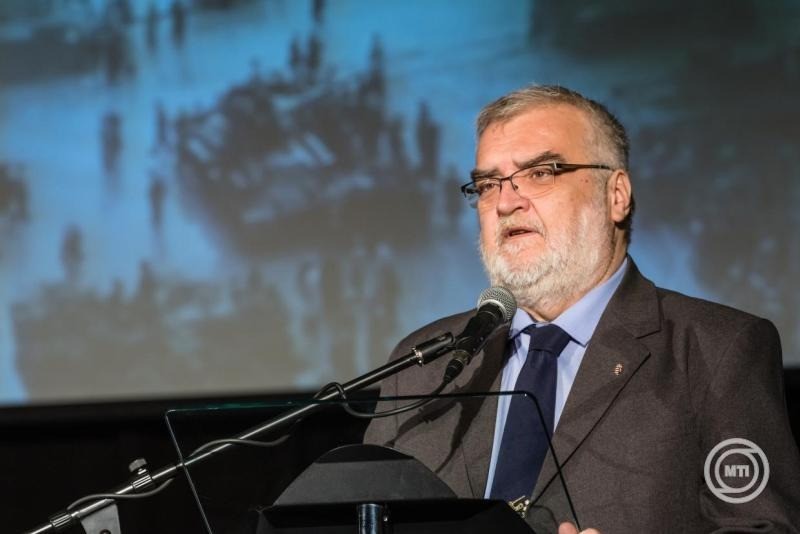 Végh László polgármester beszédet mond az 1956-os forradalom és szabadságharc 69. évfordulóján rendezett megemlékezésen a sümegi Kisfaludy Sándor Művelődési Központban 2025. október 23-án. MTI/Katona Tibor