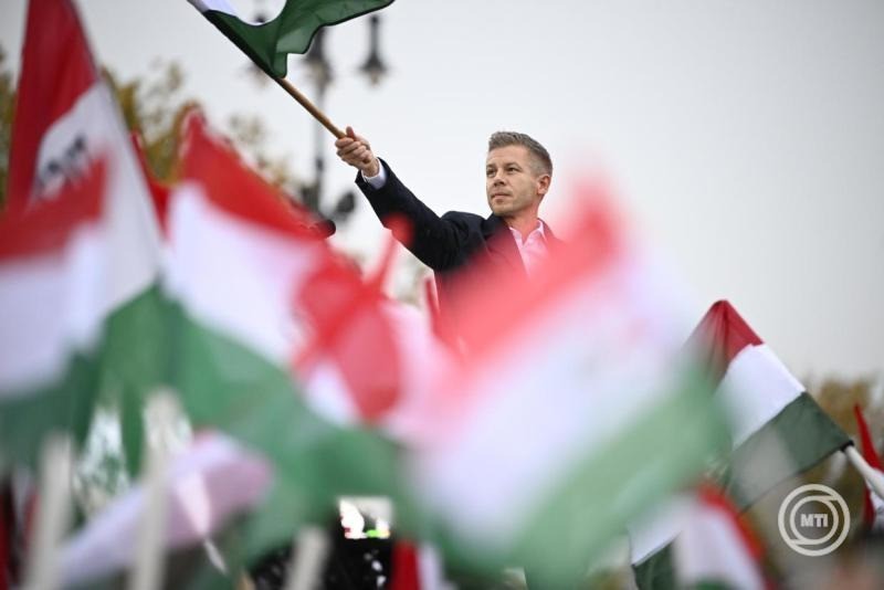 Magyar Péter, a Tisza Párt elnöke a párt Nemzeti Menet címmel megrendezett ünnepségén az 1956-os forradalom és szabadságharc 69. évfordulóján a budapesti Hősök terén 2025. október 23-án. MTI/Bodnár Boglárka