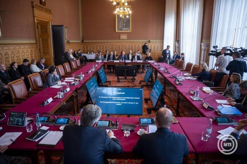 Navracsics Tibor közigazgatási és területfejlesztési miniszter (szemben, k) éves meghallgatásán az Országgyűlés európai ügyek bizottságának ülésén az Országház Tisza Kálmán termében 2025. november 3-án. Mellette Latorcai Csaba, a Közigazgatási és Területfejlesztési Minisztérium (KTM) parlamenti államtitkára (j2), Czunyiné Bertalan Judit, a minisztérium területfejlesztésért felelős államtitkára (j), Ágostházy Szabolcs, a KTM európai uniós fejlesztésekért felelős államtitkára (b2) és Horvát Szilárd, a Közigazgatási és Területfejlesztési Minisztérium közigazgatási államtitkára (b). MTI/Balogh Zoltán