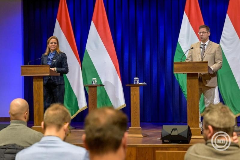 Gulyás Gergely, a Miniszterelnökséget vezető miniszter és Vitályos Eszter kormányszóvivő a Kormányinfó sajtótájékoztatón a Karmelita kolostorban 2025. november 13-án. MTI/Bruzák Noémi