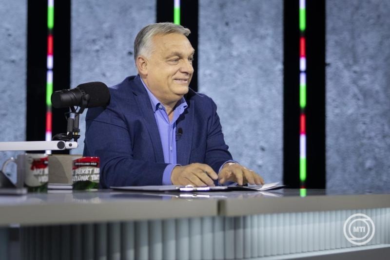 A Miniszterelnöki Kommunikációs Főosztály által közreadott képen Orbán Viktor miniszterelnök a digitális polgári körök által szervezett első háborúellenes gyűlésen a győri Olimpiai Sportpark Multicsarnokában 2025. november 15-én. MTI/Miniszterelnöki Kommunikációs Főosztály/Fischer Zoltán