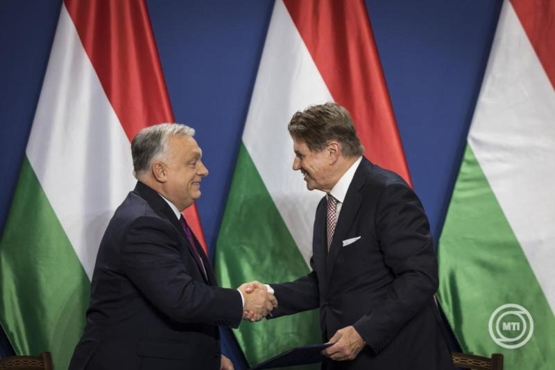 Miniszterelnöki Kommunikációs Főosztály által közreadott képen Orbán Viktor miniszterelnök (b) és Nagy Elek, a Magyar Kereskedelmi és Iparkamara elnöke (j) kezet fog sajtónyilatkozatuk végén a Karmelita kolostorban 2025. november 17-én. MTI/Miniszterelnöki Kommunikációs Főosztály/Kaiser Ákos