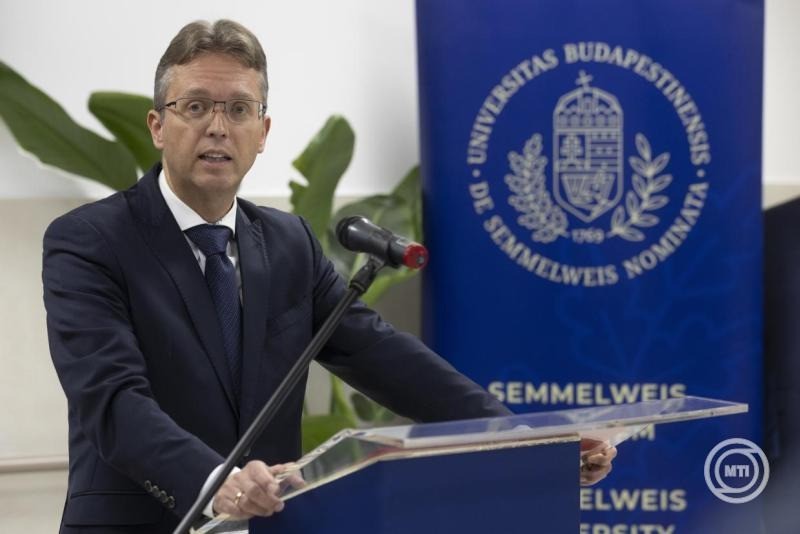 Hankó Balázs kulturális és innovációs miniszter beszédet mond a Semmelweis Egyetem (SE) Városmajori Szív- és Érgyógyászati Klinika új Diagnosztikai és Terápiás Központjának átadóján 2025. november 17-én. MTI/Kocsis Zoltán