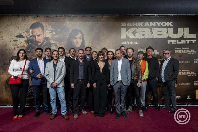 A Sárkányok Kabul felett című háborús akciófilm stábtagjai a díszbemutatón a fővárosi Aréna Plázában 2025. november 18-án. A mozikban november 20-án debütáló film a Sámán Pajzs fedőnevű katonai műveletet, azaz a Magyar Honvédség 2021-es kabuli mentőakcióját dolgozza fel. MTI/Kocsis Zoltán