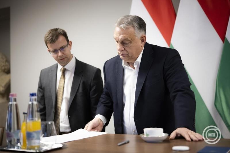 A Miniszterelnöki Kommunikációs Főosztály által közreadott képen Orbán Viktor miniszterelnök (j) és Bóka János európai uniós ügyekért felelős miniszter a Karmelita kolostorban, ahol a kormányfő az uniós csúcs résztvevőivel tárgyalt videokonferencia keretében 2025. november 24-én. MTI/Miniszterelnöki Kommunikációs Főosztály/Fischer Zoltán