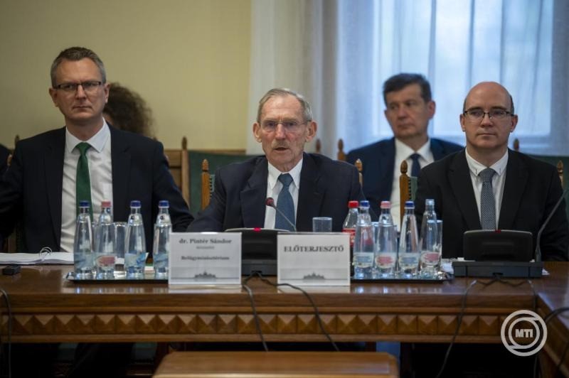 Pintér Sándor belügyminiszter (k) meghallgatásán az Országgyűlés kulturális bizottságának ülésén az Országház Klebelsberg Kunó gróf termében 2025. november 25-én. Mellette Rétvári Bence, a Belügyminisztérium parlamenti államtitkára (b) és Maruzsa Zoltán köznevelésért felelős államtitkár. MTI/Balogh Zoltán