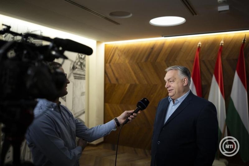  A Miniszterelnöki Kommunikációs Főosztály által közreadott képen Orbán Viktor miniszterelnök a közmédiának nyilatkozik Moszkvába utazása előtt a Budapest Liszt Ferenc Nemzetközi Repülőtéren 2025. november 28-án. MTI/Miniszterelnöki Kommunikációs Főosztály/Fischer Zoltán