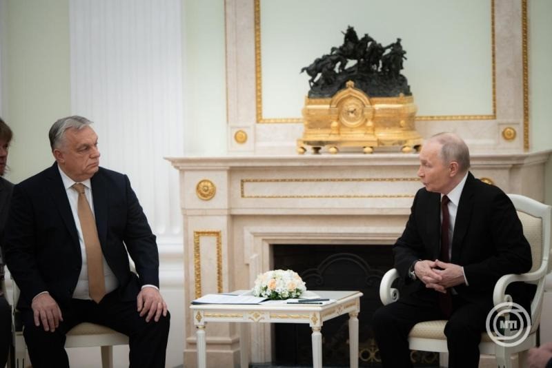 A Miniszterelnöki Kommunikációs Főosztály által közreadott képen Orbán Viktor miniszterelnök (b) és Vlagyimir Putyin orosz államfő találkozója a moszkvai Kremlben 2025. november 28-án. MTI/Miniszterelnöki Kommunikációs Főosztály/Fischer Zoltán
