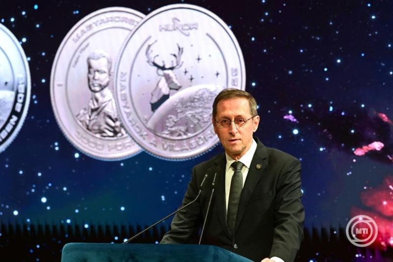  Varga Mihály, a Magyar Nemzeti Bank (MNB) elnöke beszédet mond a 2025-ös magyar űrrepülés tiszteletére készült emlékérme kibocsátása alkalmából tartott budapesti ünnepségen 2025. december 1-jén. MTI/Kovács Attila