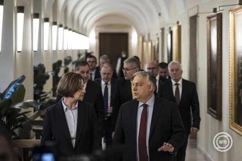 A Miniszterelnöki Kommunikációs Főosztály által közreadott képen Orbán Viktor miniszterelnök a kormány és a munkaadói, valamint a munkavállalói oldal közötti, jövő évi bérmegállapodás aláírására érkezik a Karmelita kolostorban 2025. december 4-én. Mellette Mészáros Melinda, a Független Szakszervezetek Demokratikus Ligájának elnöke. MTI/Miniszterelnöki Kommunikációs Főosztály/Kaiser Ákos