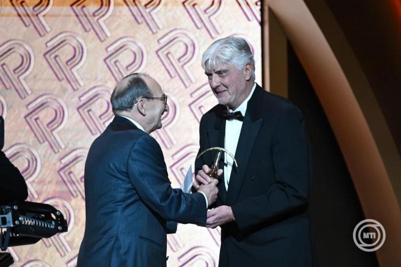 Kertész András Tibor építészmérnök, egyetemi tanár, a magyar építészet kategória kitüntetettje (j) átveszi a díjat Erdei Tamástól, az OTP Bank Igazgatóságának alelnökétől a Prima Primissima díjátadó gálán a Müpában 2025. december 5-én. MTI/Balogh Zoltán