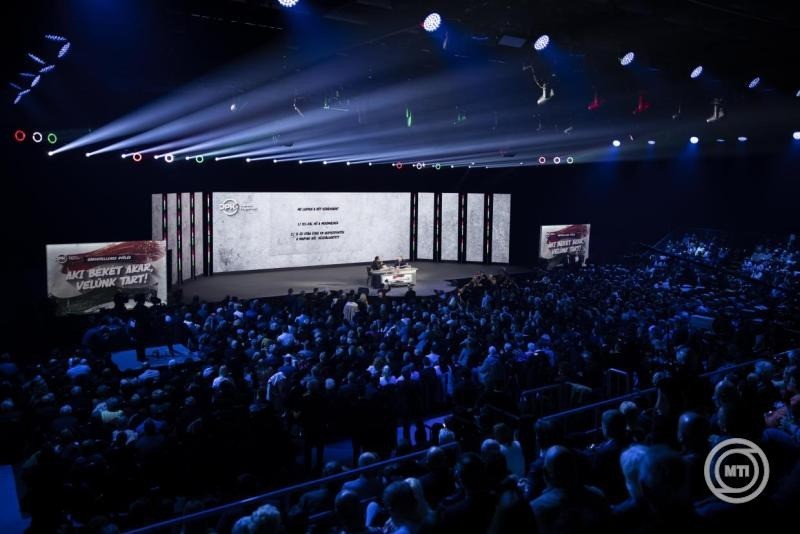 A Miniszterelnöki Kommunikációs Főosztály által közreadott képen Orbán Viktor miniszterelnök (j) a színpadon a digitális polgári körök által szervezett háborúellenes gyűlésen Kecskeméten 2025. december 6-án. Mellette Csiszár Jenő műsorvezető. MTI/Miniszterelnöki Kommunikációs Főosztály/Fischer Zoltán