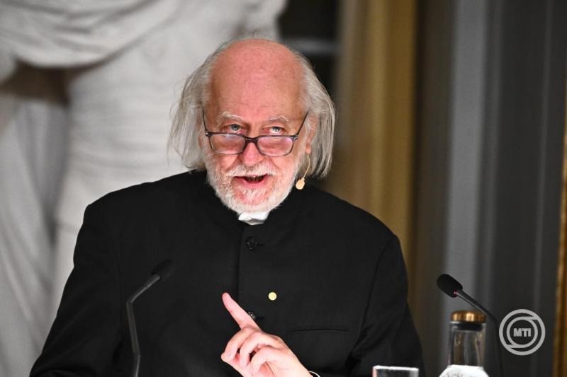 A 2025-ös irodalmi Nobel-díjat elnyerő Krasznahorkai László író előadást tart a stockholmi Svéd Akadémián 2025. december 7-én. MTI/EPA/TT Hírügynökség/Claudio Bresciani