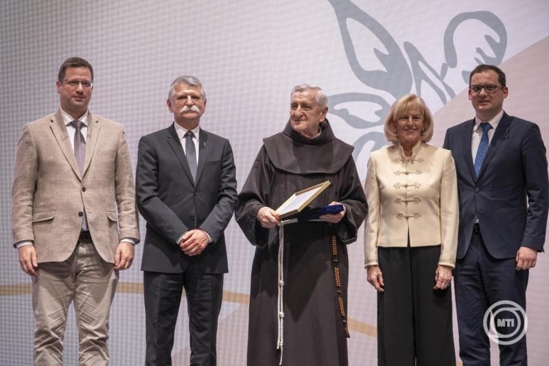 Kövér László, az Országgyűlés elnöke (j2), Gulyás Gergely, a Miniszterelnökséget vezető miniszter (j), Kavecsánszki Ádám, a Polgári Magyarországért Alapítvány elnök-főigazgatója (b) és Barsi Balázs ferences atya, a Polgári Magyarországért Díj idei kitüntetettje (b2) a Polgári Magyarországért Alapítvány díjátadó ünnepségén a Budavári Lovardában 2025. december 15-én. MTI/Szigetváry Zsolt