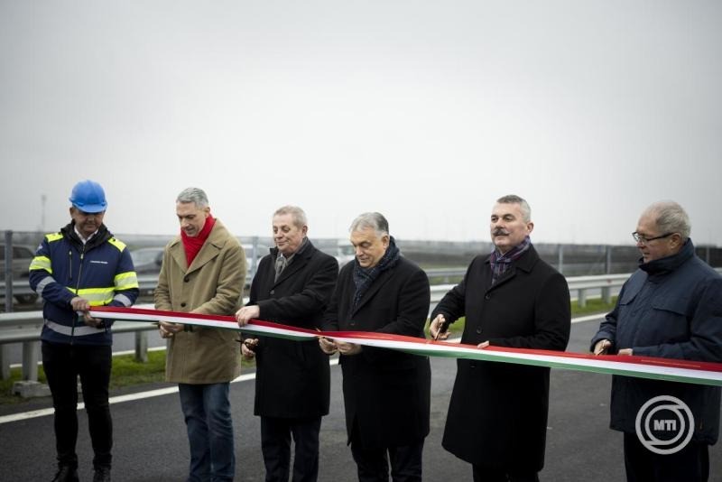 A Miniszterelnöki Kommunikációs Főosztály által közreadott képen Orbán Viktor miniszterelnök (j3) az M4 autóút Törökszentmiklós és Kisújszállás közötti szakaszának átadó ünnepségén Kenderes határában 2025. december 22-én. Mellette Lázár János építési és közlekedési miniszter (b2), Herczeg Zsolt, Jász-Nagykun-Szolnok vármegye 4-es számú egyéni választókerületének fideszes országgyűlési képviselője (b3), F. Kovács Sándor, Jász-Nagykun-Szolnok vármegye 3-as számú egyéni választókerületének fideszes országgyűlési képviselője (j2) és Fazekas Sándor korábbi agrárminiszter, a Magyar Országgyűlés alelnöke (j). MTI/Miniszterelnöki Kommunikációs Főosztály/Fischer Zoltán