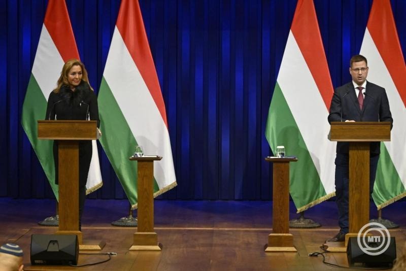 Gulyás Gergely, a Miniszterelnökséget vezető miniszter és Vitályos Eszter kormányszóvivő a Kormányinfó sajtótájékoztatón a Karmelita kolostorban 2025. december 23-án. MTI/Hegedüs Róbert