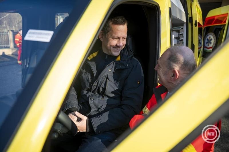 Fülöp Attila, a Belügyminisztérium gondoskodáspolitikáért felelős államtitkára (b) és Győrfi Pál, az Országos Mentőszolgálat szóvivője az új mentőautó átadásán a pesthidegkúti mentőállomáson 2025. december 27-én. MTI/Balogh Zoltán