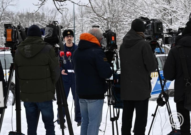 Mukics Dániel tűzoltó alezredes, az Országos Katasztrófavédelmi Főigazgatóság (OKF) szóvivője a rendkívüli téli időjárás miatt felállított operatív törzs délutáni sajtótájékoztatóján az OKF Mogyoródi úti épületénél 2026. január 7-én. MTI/Bruzák Noémi