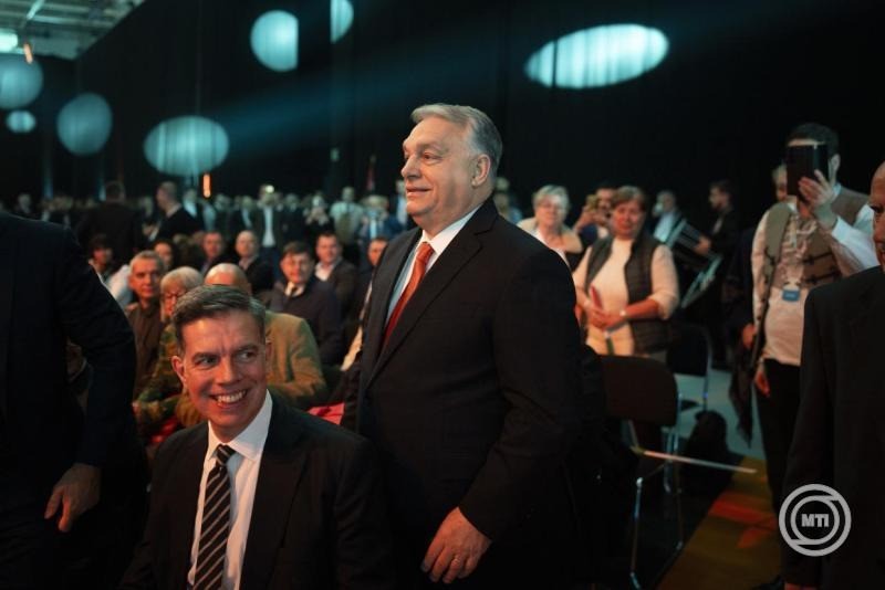 A Miniszterelnöki Kommunikációs Főosztály által közreadott képen Orbán Viktor miniszterelnök, a Fidesz elnöke (k) a párt kongresszusán a budapesti Hungexpón 2026. január 10-én. Mellette Gyürk András, a Fidesz EP-képviselője. MTI/Miniszterelnöki Kommunikációs Főosztály/Fischer Zoltán