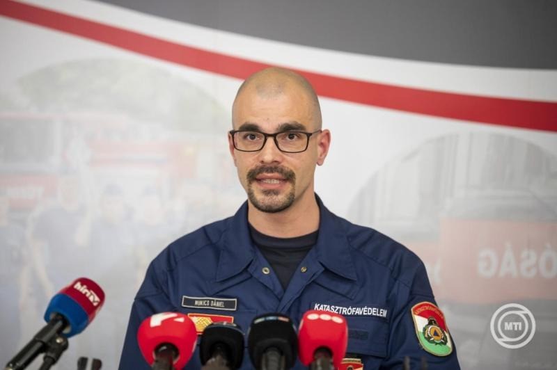 Mukics Dániel tűzoltó alezredes, az Országos Katasztrófavédelmi Főigazgatóság (OKF) szóvivője a rendkívüli téli időjárás miatt felállított operatív törzs ülését követő sajtótájékoztatón az OKF Mogyoródi úti épületében 2026. január 14-én. MTI/Purger Tamás