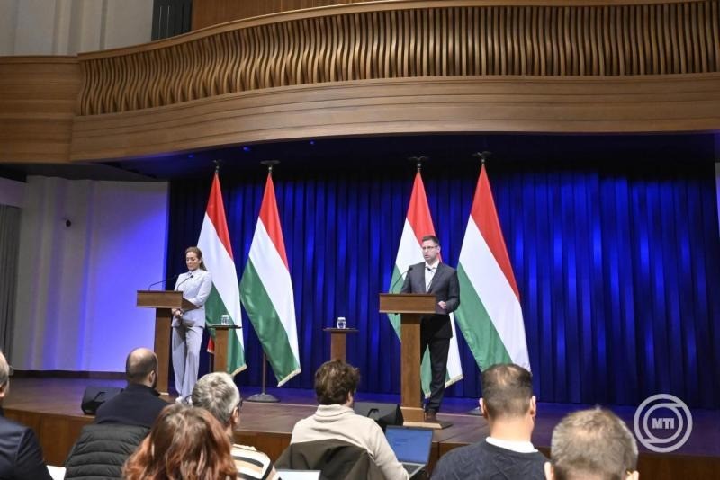 Gulyás Gergely, a Miniszterelnökséget vezető miniszter és Vitályos Eszter kormányszóvivő a Kormányinfó sajtótájékoztatón a Karmelita kolostorban 2026. január 15-én. MTI/Bruzák Noémi