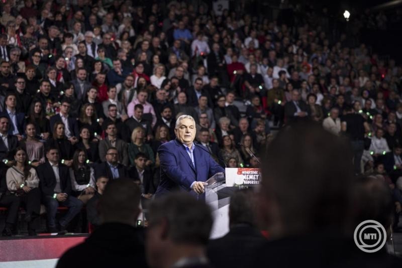 A Miniszterelnöki Kommunikációs Főosztály által közreadott képen Orbán Viktor miniszterelnök, a Fidesz elnöke beszédet mond a Digitális Polgári Körök által szervezett háborúellenes gyűlésen a miskolci DVTK Arénában 2026. január 17-én. MTI/Miniszterelnöki Kommunikációs Főosztály/Kaiser Ákos